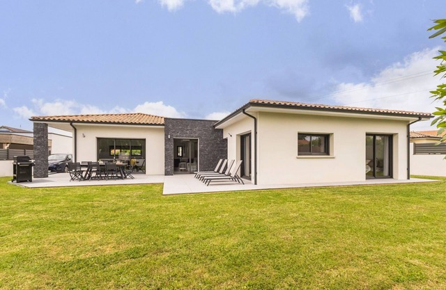 Casa espaciosa con jardín, spa, futbolín y aparcamiento privado