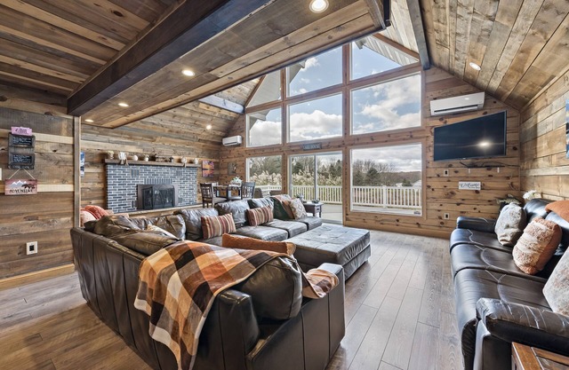 Poconos 5BR / 3BA Sauna, Chimenea, Lago.