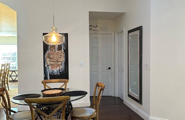 Spacious craftsmen house sleeps 8
