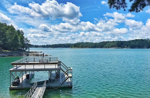 Divertido y familiar Lake House W / Large Two Story Dock con muebles de salón
