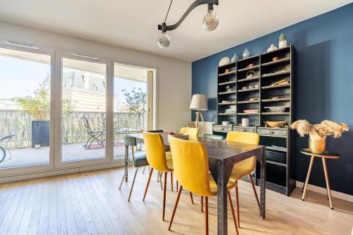 Spacious flat with terrasse and parking near metro