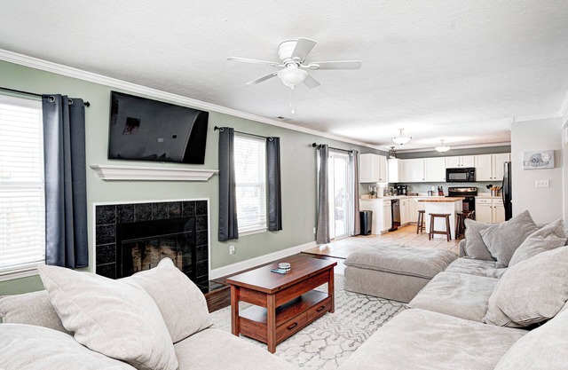 Spacious for Groups & Families~Private Yard~Walk to Ruoff~Dog Friendly!