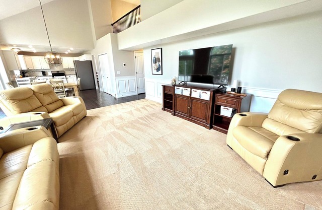 Spacious Gathering Place 2x Living Rooms & Dining Rooms + Fenced Private Yard