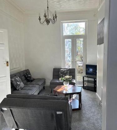 Spacious Grimsby Contractor Friendly Home Sleeps 12 and Free Parking