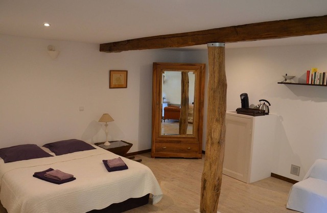 Amplia casa de huéspedes en un pueblo típico de los Alpes de Alta Provenza.