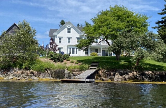 Amplia casa histórica frente al mar en Bass Harbor - impresionantes vistas - muelle privado