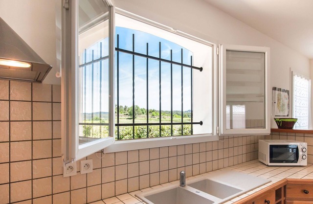 Amplia casa de vacaciones en Aigues vives con piscina privada