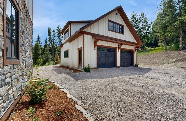Spacious home w/ full kitchen, convenient location & great views - near lake