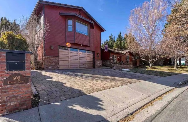 Spacious home w/ HOT TUB near UNR, San Rafael Park