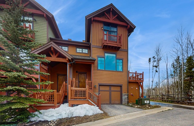 Spacious home w/ kitchen, wifi, great views, deck & convenient location