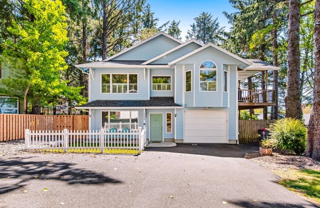 Spacious home with fenced yard, deck, grill, fast WiFi, & game room