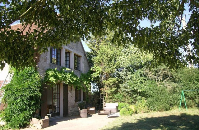 Amplia casa con chimenea y jardín en Bressolles