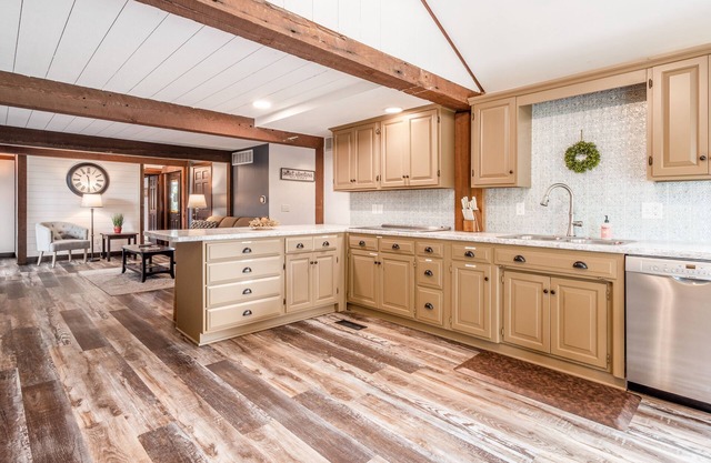 Spacious House minutes from the Wilds & AEP Public Hunting w/hot tub & fireplace