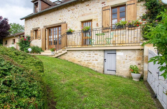 Casa rural con wifi, jardín y BBQ en Cherveix-Cubas, cerca de Montignac, ideal para familias