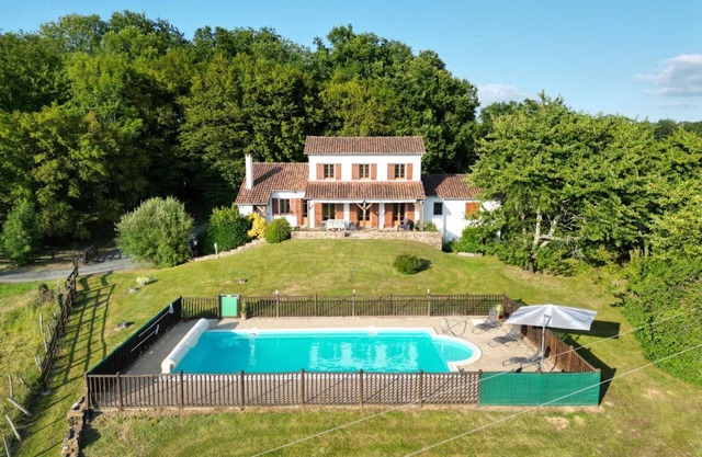 Casa espaciosa con piscina privada, wifi y parking en Lanouaille