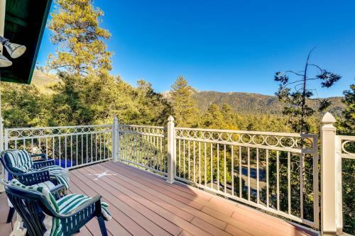 Spacious Idyllwild Home with Mountain Views!