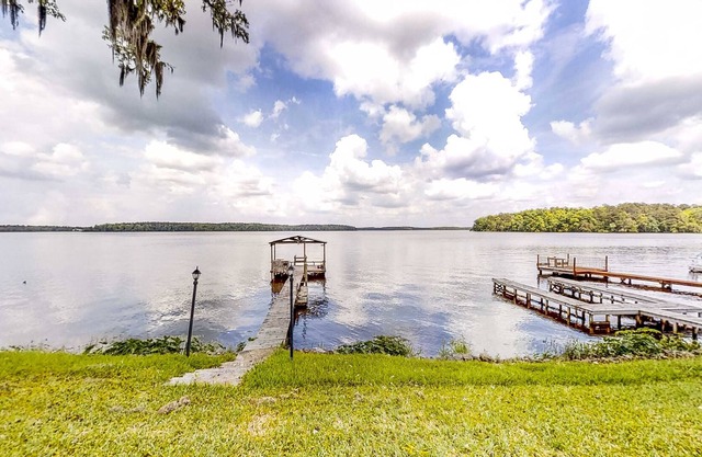 Spacious lakefront home with fish cleaning station