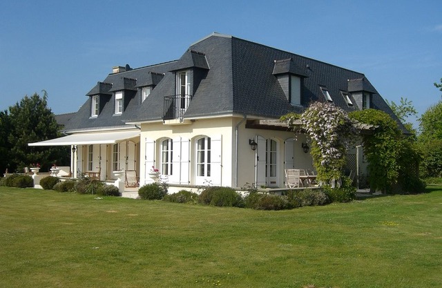 Spacious , Luxury Villa, Directly Adjacent to First Fairway of Golf Course