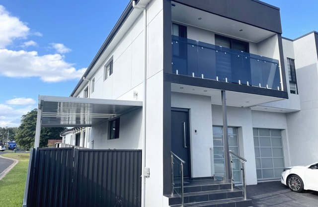 Quiet 2 En-suite Home, Near Shops & Transport