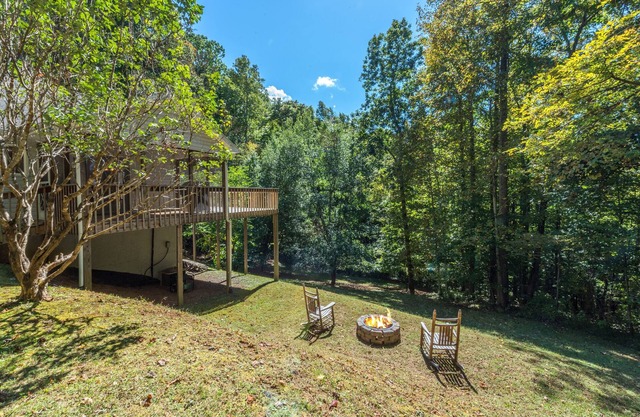 Spacious Mtn Getaway~Fire Pit+Grill, WiFi, Private, Mins to Downtown Burnsville!