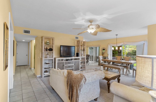 Spacious Condo minutes drive to Fifth Avenue South & Beaches