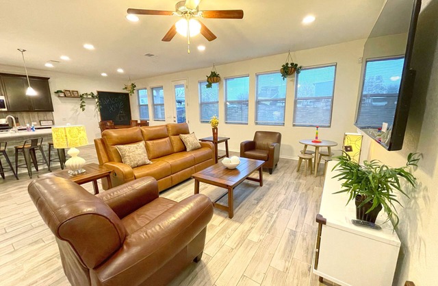 Spacious N Austin Retreat with a quick drive to Domain and Downtown Austin