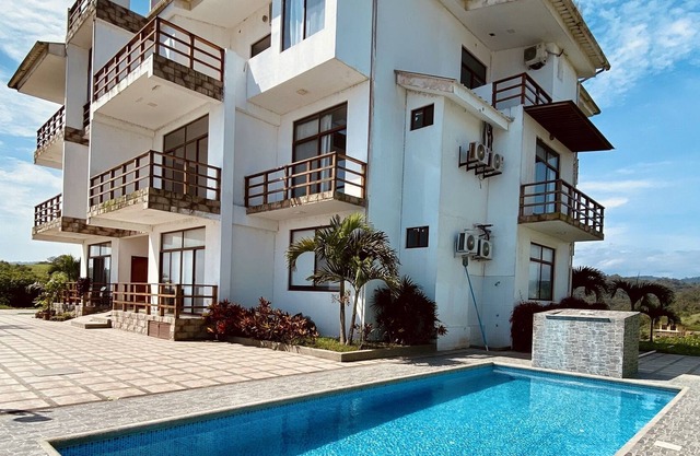 Hill Top Condo - Pool and Ocean View!