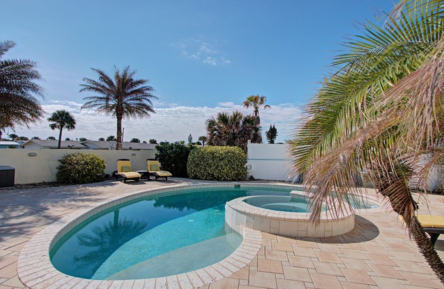 Amplia casa frente al mar con piscina - ¡Ideal para familias!