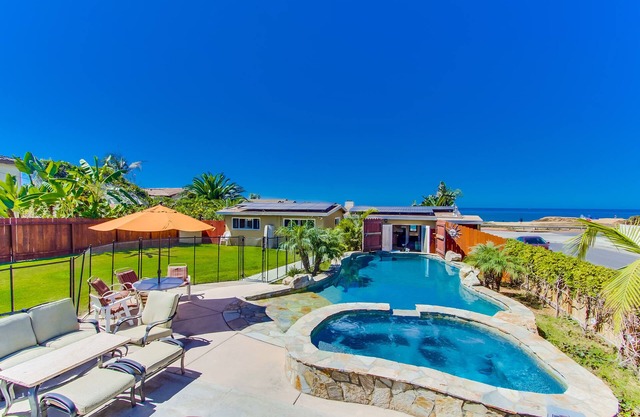 Espaciosa casa frente al mar con piscina climatizada y jacuzzi - ping-pong, enorme patio