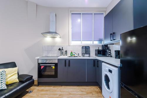 Spacious One Bedroom Apartment in Central Wigan by Eason Stays, Ideal For Weekend Getaways & Business Travellers - with Free Parking!