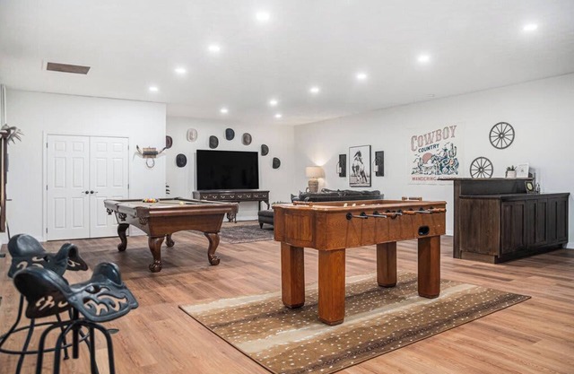 Spacious Ranch w/ Hot Tub & Game Room, Sleeps 24!