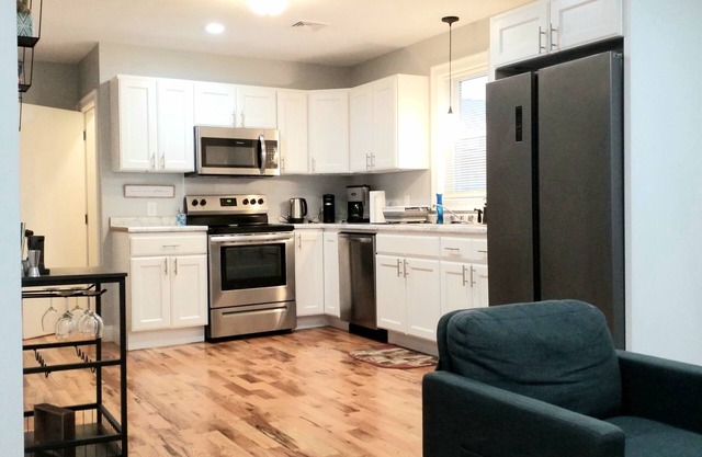 Spacious renovated apartment minutes from Federal Hill in Providence!