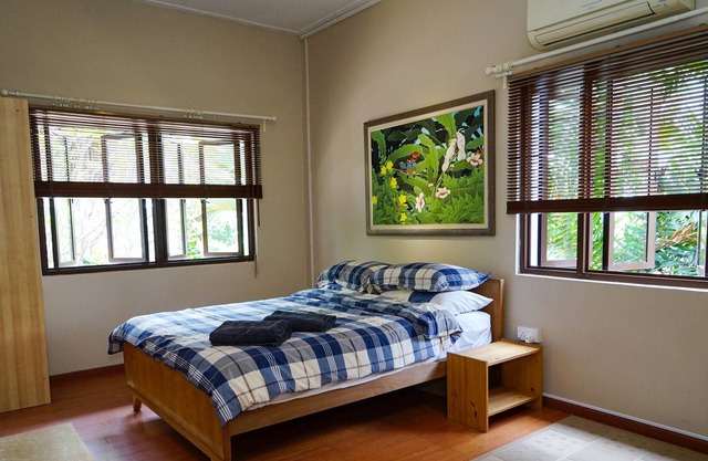 Habitación espaciosa en casa hermosa y verde terraza