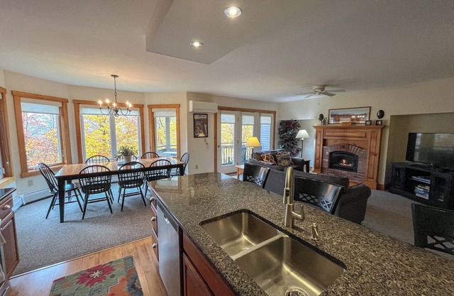 Hermosa ski-in, ski-out 2-BR Village Condo en Jay Peak, justo en el camino!
