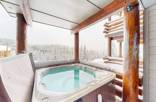 ¡NUEVO LISTADO! Casa adosada de entrada y salida de esquí con acceso de membresía a una piscina y un jacuzzi compartidos