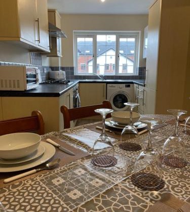 Spacious, Sleeps 14, 3 bathrooms, Central, Parking, Grimsby