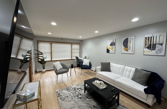 Spacious space 5 min from airport, outlet mall & restaurants .