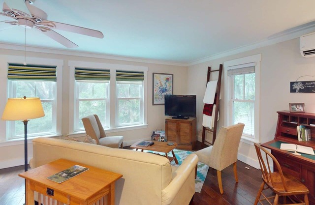 Spacious studio w/ private W/D, steps to downtown Bluffton + near Hilton Head