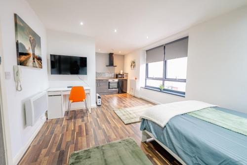Spacious Stylish City Studio with Street View