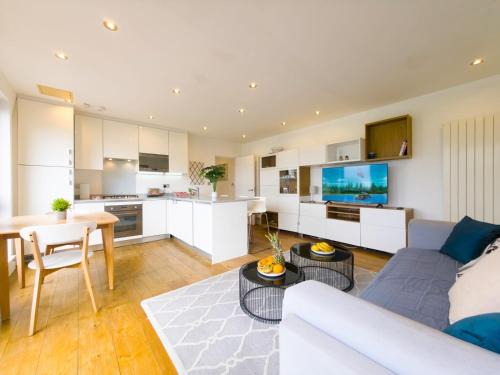 Spacious Stylish Flat with Balcony Pass The Keys