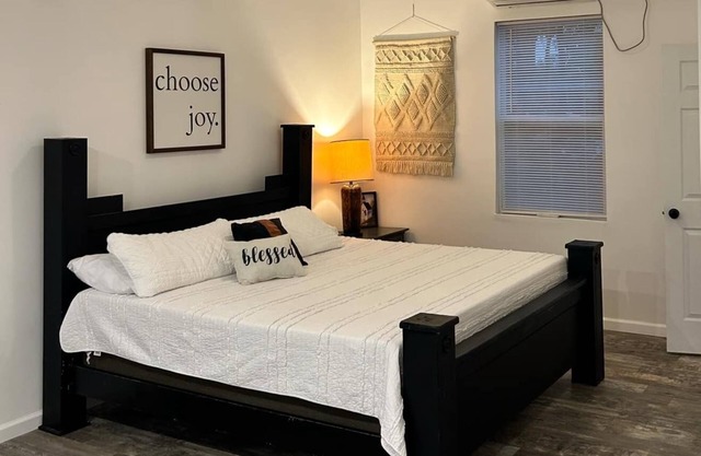 Spacious townhome convenient to everything! Great rates!! ⭐⭐⭐⭐⭐