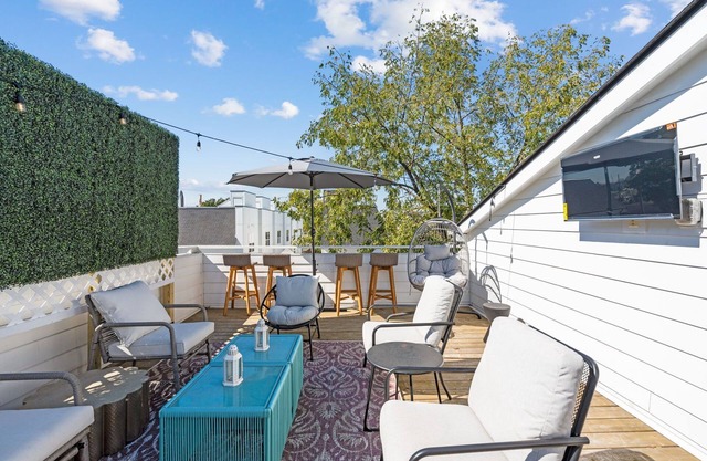 Spacious townhome w/ rooftop deck, walkable to Five Pts and minutes to Broadway!