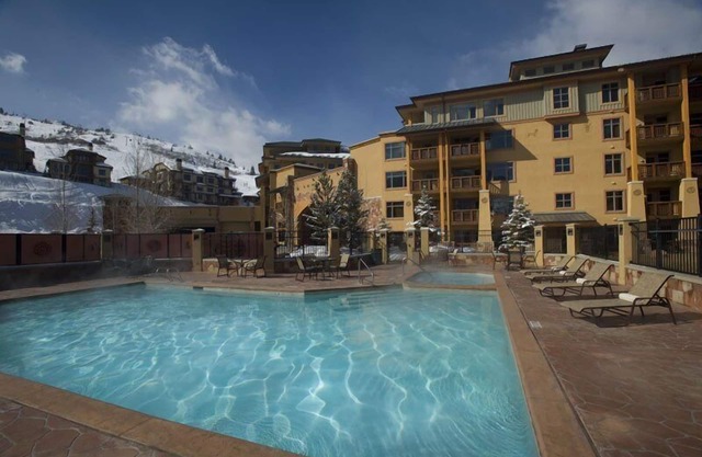 Spacious Unit Mountain Getaway with Firepace by RedAwning - Save 20% on 7+ Nights!