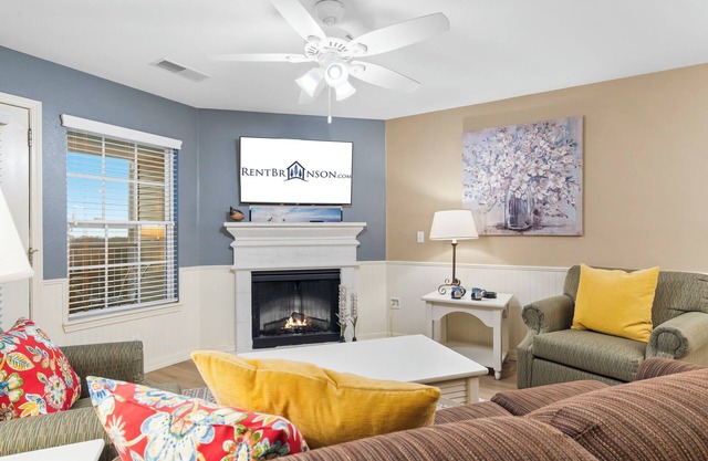Spacious Updated Condo-Lake Access-Free Attraction Tickets-Mini Golf-Outdoor Pool-Pickleball
