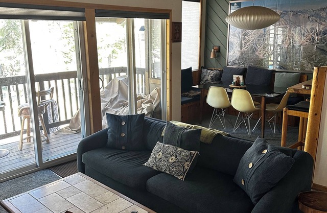 Gran condominio estilo chalet moderno con garaje de 2 habitaciones y 2 baños