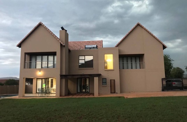 Amplia villa en una finca tranquila a orillas de la famosa presa Hartbeepoort