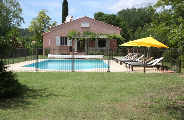 Una espaciosa villa en Provenza, cerca de Lorgues, con una gran piscina climatizada.