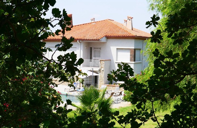 Villa grande en parque de 5000 m² cerrada con piscina seguro