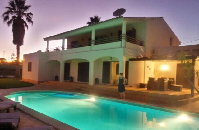 Amplia villa con piscina climatizada, cancha de tenis y bañera de hidromasaje (a solo 30 minutos de Lisboa)