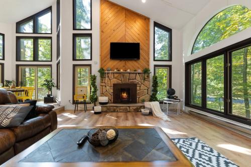 Spacious Waterfront Mansion wHot tubPoolTable